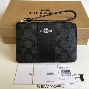 🌸Coach Signature Leather Wristlet